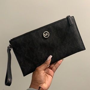 MICHAEL KORS wristlet
